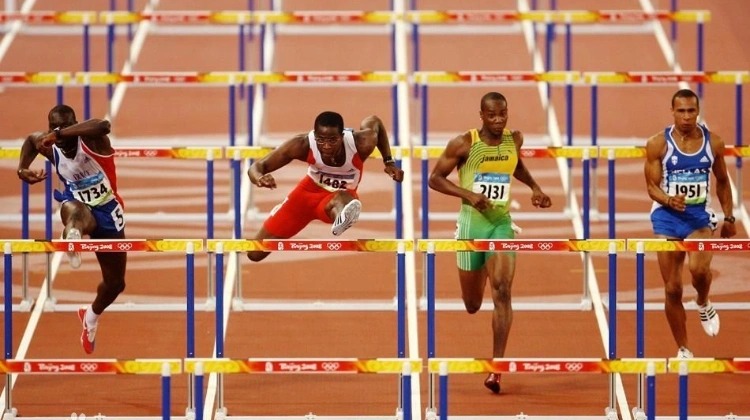 扎金花实战：为什么在酒桌局中，你的社交地位会影响你的博弈策略？（酒桌扎金花：社交地位如何左右你的博弈策略？）